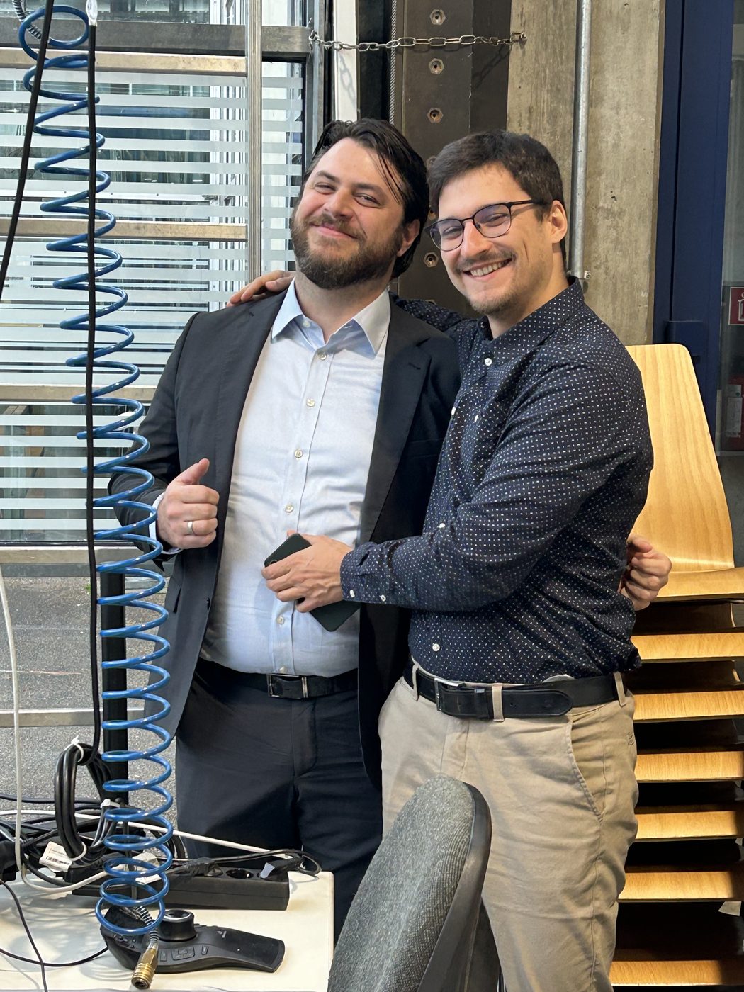 Timm von Bergen und Christopher Polak stehen lachend nebeneinander im Labor